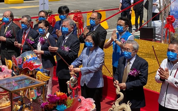 台湾の蔡英文総統（写真中央）も着工式に出席した（23日、新北市）