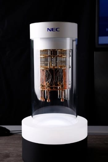NECが開発を進める量子アニーリング方式の量子コンピューター（モックアップ）（写真=竹井俊晴）