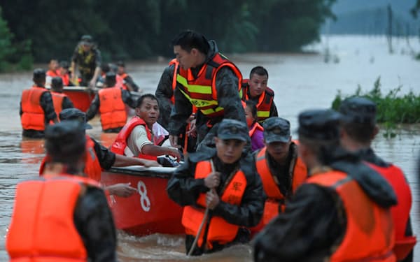 広東省北部の韶関市で被災者を避難させる救急隊員たち＝ロイター