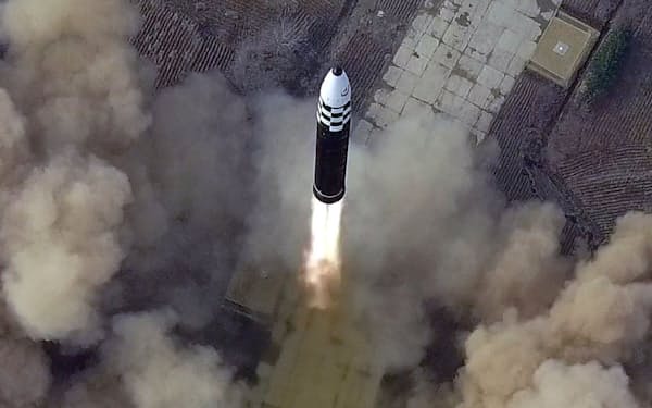 ３月２４日に行われた新型の大陸間弾道ミサイル（ＩＣＢＭ）「火星砲１７」型の試射＝朝鮮中央通信・朝鮮通信