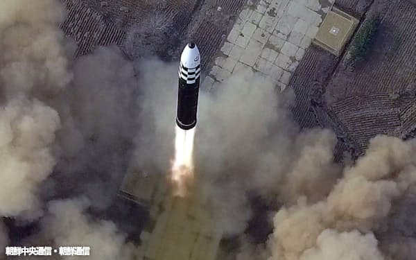 3月24日に行われた新型の大陸間弾道ミサイル(ICBM)「火星砲17」型の試射(朝鮮中央通信=朝鮮通信)