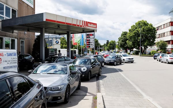 ガソリンなどの物価高が米欧経済を圧迫している（独ミュンヘン近郊）＝ロイター