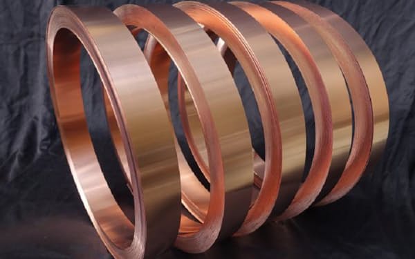 無酸素銅条「GOFC」。高純度の銅の板材をロール状に巻いた製品（写真：古河電気工業）