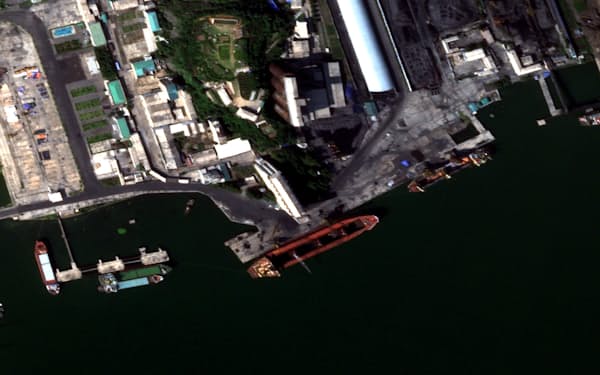 北朝鮮南浦港の石炭積み出しバースに停泊中のばら積み貨物船TAE PHYONG 2とみられる船（2021年8月8日午前6時50分）＝2022 Planet Labs PBC