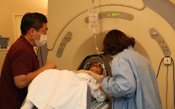集束超音波治療（ＦＵＳ）は脳に超音波を当てて、ふるえの信号を生み出す部位を焼く（森山脳神経センター病院）
