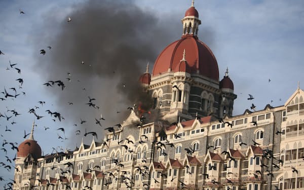 テロリストはムンバイの高級ホテルで人質をとり、立てこもった（2008年11月）＝ロイター