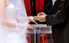 50歳時未婚率、男性3割近くに　経済不安背景に減る結婚