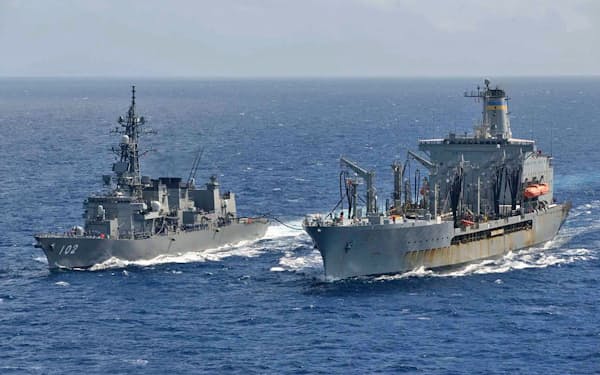 南シナ海で洋上補給訓練する海上自衛隊の護衛艦「はるさめ」（左）と米海軍の補給艦「ティピカヌー」＝海上自衛隊提供・共同