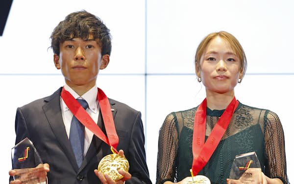 ジャパンマラソンチャンピオンシップ「シリーズⅠ」の初代王者になった鈴木健吾（左）と一山麻緒（3月）＝日本陸連提供・共同