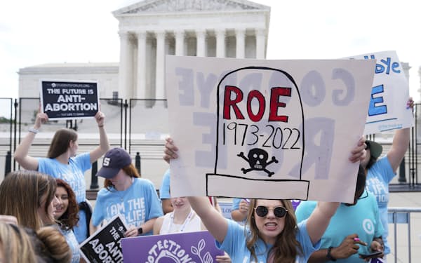 米最高裁前では妊娠中絶を巡るデモ活動が続いた(24日、ワシントン）=AP