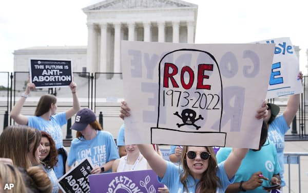 米最高裁前では妊娠中絶を巡るデモ活動が続いた(24日、ワシントン)=AP
