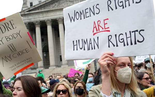 女性の権利を求める声は各地で強まっている（5月、ニューヨーク）＝ロイター