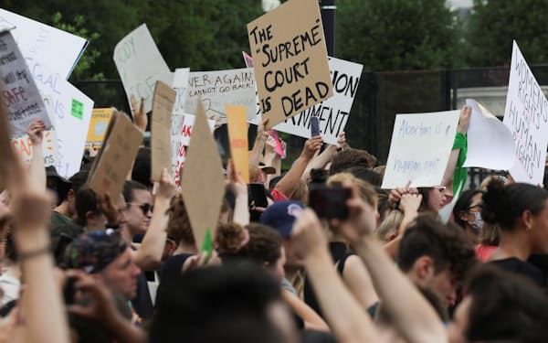 米連邦最高裁前で抗議活動をする人たち（24日、米首都ワシントン）＝ロイター