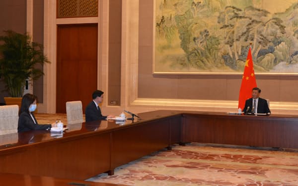 香港行政長官に就任する李家超氏と北京市で面会する中国の習近平国家主席（２０２２年５月）＝ロイター