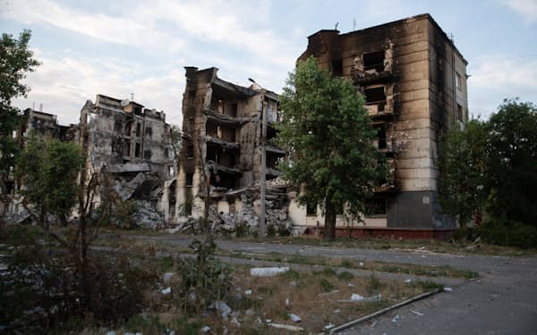 　ウクライナ東部セベロドネツクの破壊された建物（23日）=タス共同