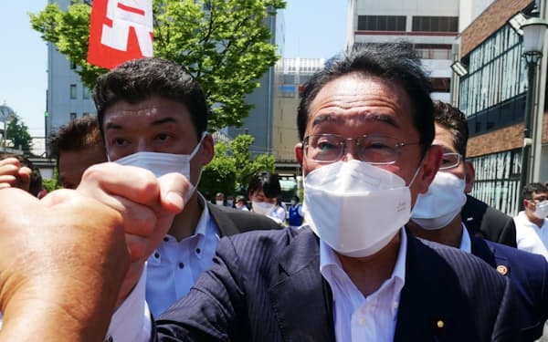 甲府市で街頭演説をした後、支援者らとグータッチをする岸田首相(25日)