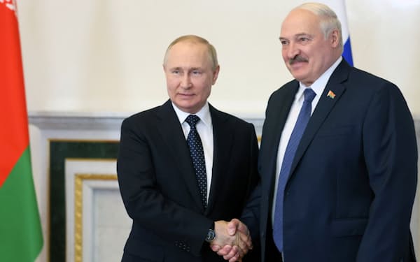 ベラルーシのルカシェンコ大統領（右）との会談に臨むプーチン大統領（25日）=ロイター