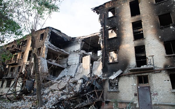 ウクライナ東部セベロドネツクで損傷した建物（23日）=タス共同