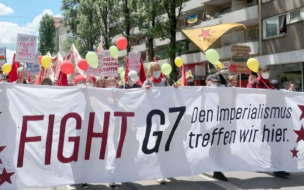G7への抗議デモをする人々（25日、ドイツ・ミュンヘン）=共同