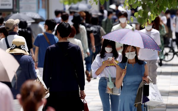 猛烈な暑さの中、マスク姿で行き交う人たち（26日午後、東京・銀座）