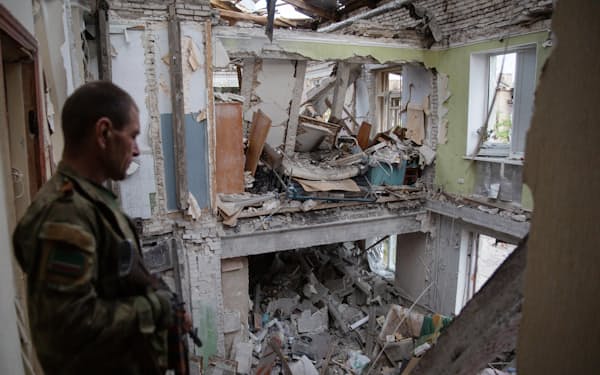 ウクライナ東部セベロドネツクの破壊された建物（23日）＝タス共同