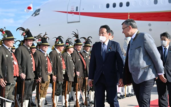ドイツ・ミュンヘンに到着し歓迎を受ける岸田首相（右から3人目。26日）＝代表撮影