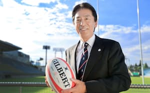 日本ラグビー協会の新会長に就任し、笑顔の土田雅人氏（26日、秩父宮ラグビー場）=代表撮影・共同