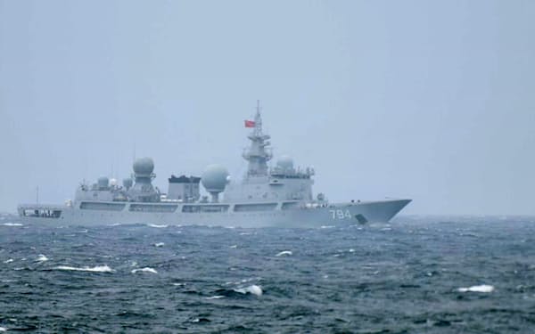 津軽海峡を通過した中国の情報収集艦（16日）＝防衛省統合幕僚監部提供