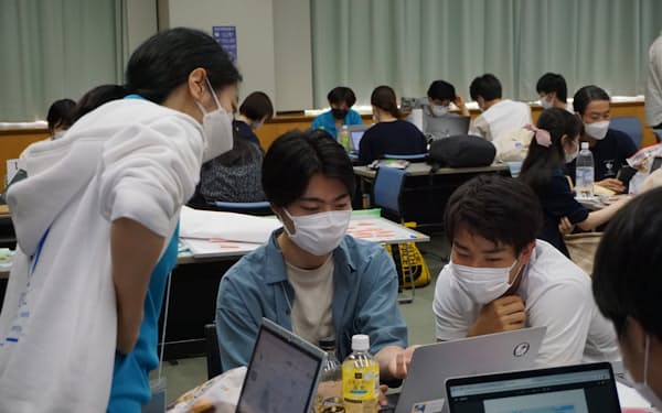 学生団体GEILの政策立案コンテストに参加した学生たち（2022年6月、東京都渋谷区の国立オリンピック記念青少年総合センター）