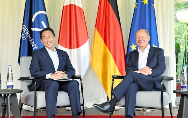 　ドイツのショルツ首相（右）との会談を前に笑顔を見せる岸田首相＝26日、ドイツ南部エルマウ（代表撮影・共同）