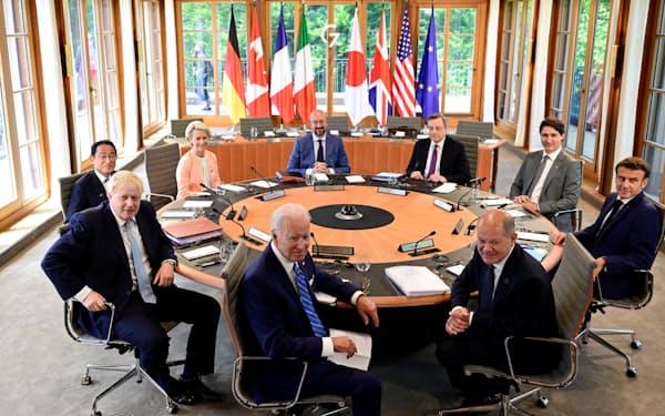 26日、主要7カ国首脳会議（G7サミット）に臨む各国・地域の首脳（ドイツ南部エルマウ）＝ロイター