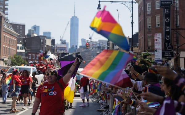 LGBTら性的少数者のパレードに約3万人が参加した（26日、ニューヨーク）＝ロイター