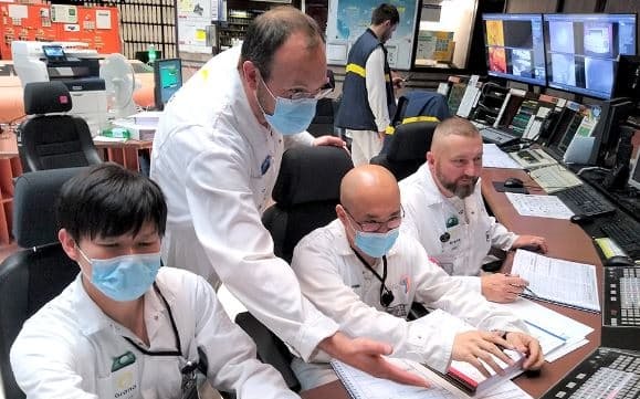 フランス・オラノ社のラ・アーグ再処理工場で実地訓練する日本原燃の社員ら