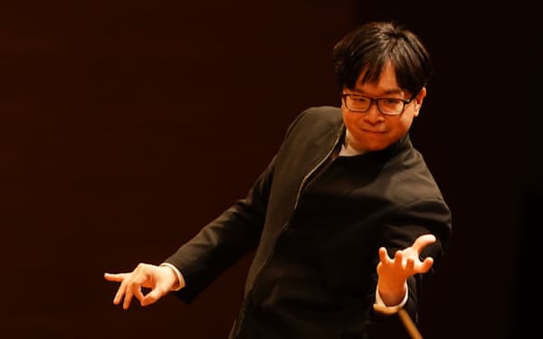 日本フィルハーモニー交響楽団第728回定期演奏会を指揮するカーチュン・ウォン