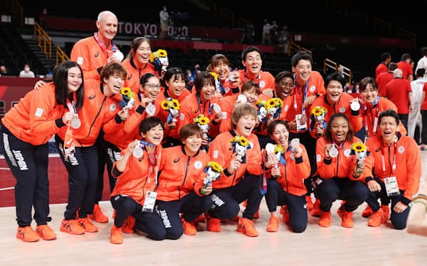 2021年の東京五輪でバスケットボール女子日本代表は、屈指の成功率を誇った3点シュートなどを武器に過去最高の銀メダルを獲得した