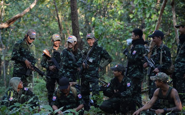 ミャンマー民主派の武装グループ「国民防衛隊」は、ゲリラ戦で国軍に挑む＝ロイター