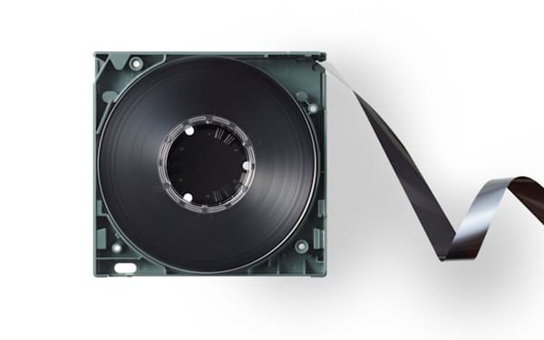 富士フイルムが生産する最新の磁気テープ。およそ10センチ四方のケースの中に1000メートル以上のテープが収まっている