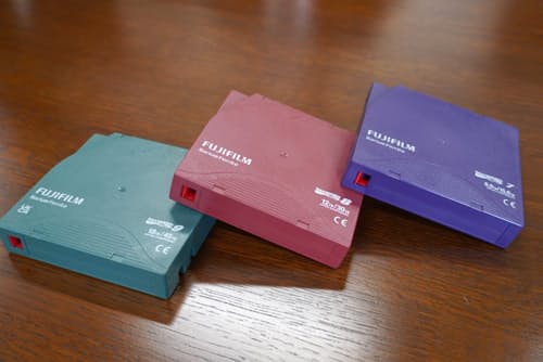 富士フイルムのLTOテープ。右から、第7世代（非圧縮時の記憶容量は6テラバイト）、第8世代（同12テラバイト）、最新の第9世代（同18テラバイト）の各製品