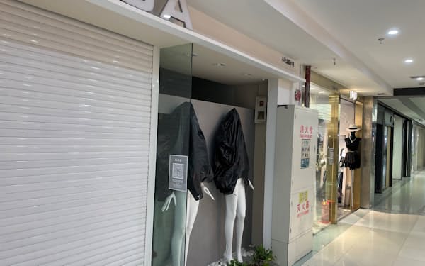 衣料品卸売市場は閉鎖した店舗が目立つ（中国上海市、6月24日）