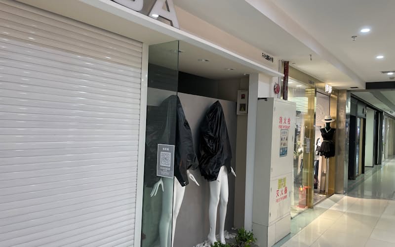 衣料品卸売市場は閉鎖した店舗が目立つ(中国上海市、6月24日)