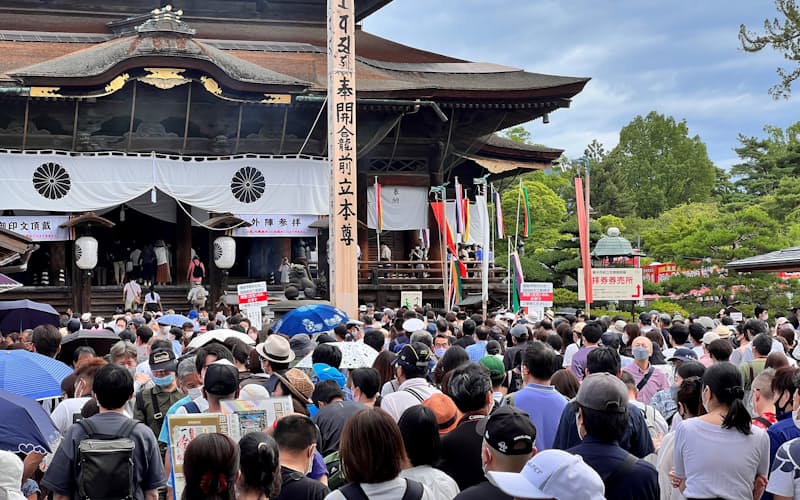 期間中最後の日曜日となった26日、多くの参拝客が訪れた 期間中最後の日曜日となった26日、多くの参拝客が訪れた