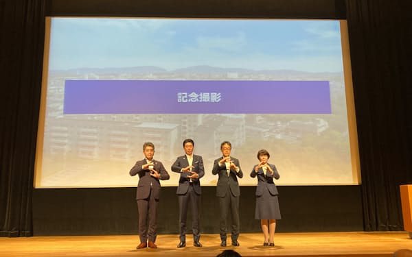 コンソーシアム設立総会を開いた永藤英機堺市長(写真左から2番目)ら