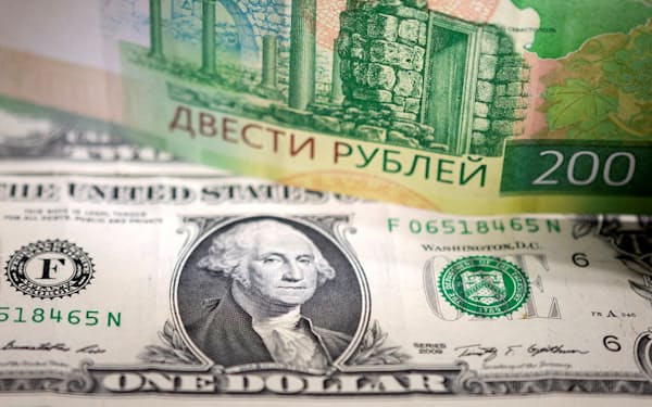 ロシアルーブルと米ドルの紙幣＝ロイター