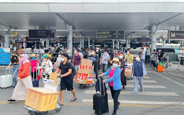 厳格だった移動規制が撤廃され、飛行機の利用が増えているベトナム（タンソンニャット国際空港、ホーチミン市）