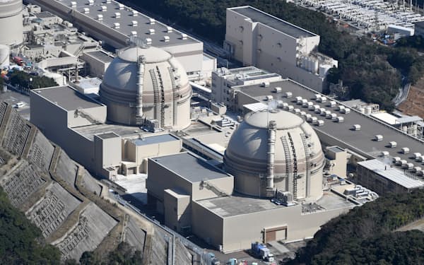 関電の大飯原子力発電所4号機（右）と3号機（福井県おおい町）