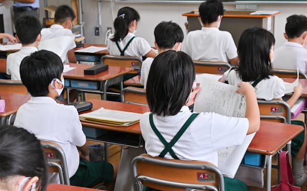 教室で着席する児童たち(大阪市)