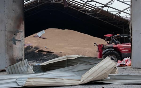 破壊されたウクライナ東部ドネツク州の穀物倉庫＝5月（ロイター＝共同）