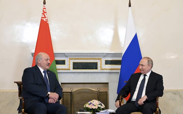ロシアのプーチン大統領（右）と会談するベラルーシのルカシェンコ大統領（25日）=AP
