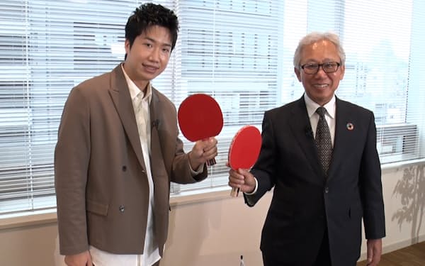 水谷さん（左）と河田会長は卓球の「心理戦」の側面で共感した