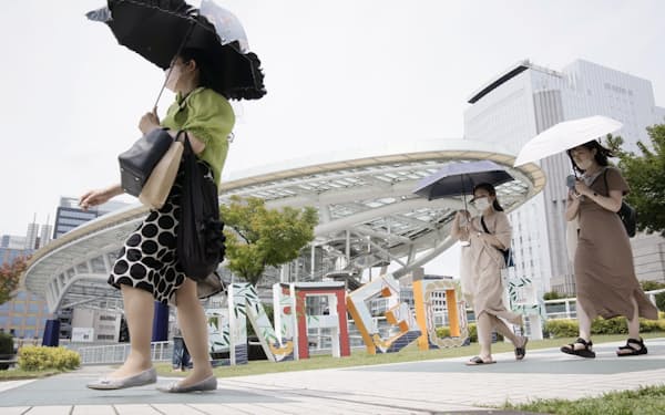 梅雨明けしたとみられる名古屋市で日傘をさして歩く人たち（27日午後）＝共同